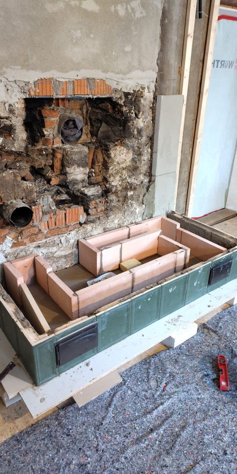 Aufbau Grundofen mit grünen Kacheln