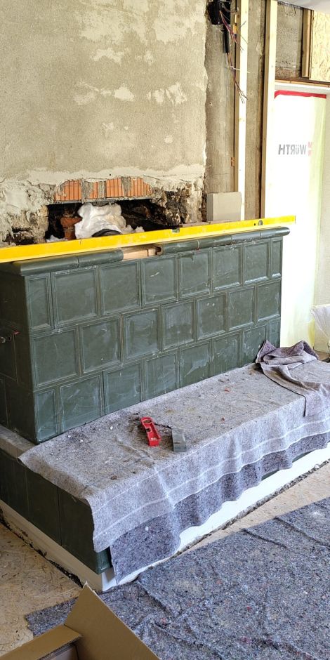 Aufbau Grundofen mit grünen Kacheln