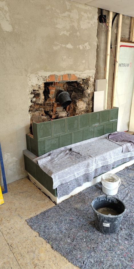 Aufbau Grundofen mit grünen Kacheln