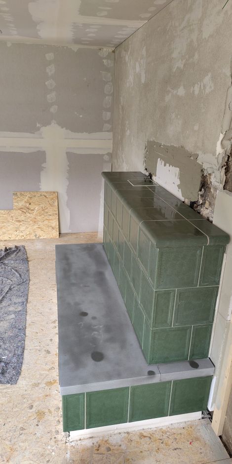 Aufbau Grundofen mit grünen Kacheln